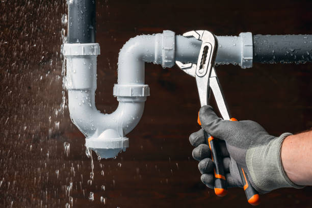 Professional Emergency Plumber technician working in Evansville, MN